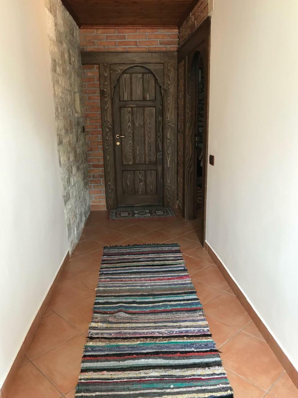 Guesthouse Arjan Berat Zewnętrze zdjęcie