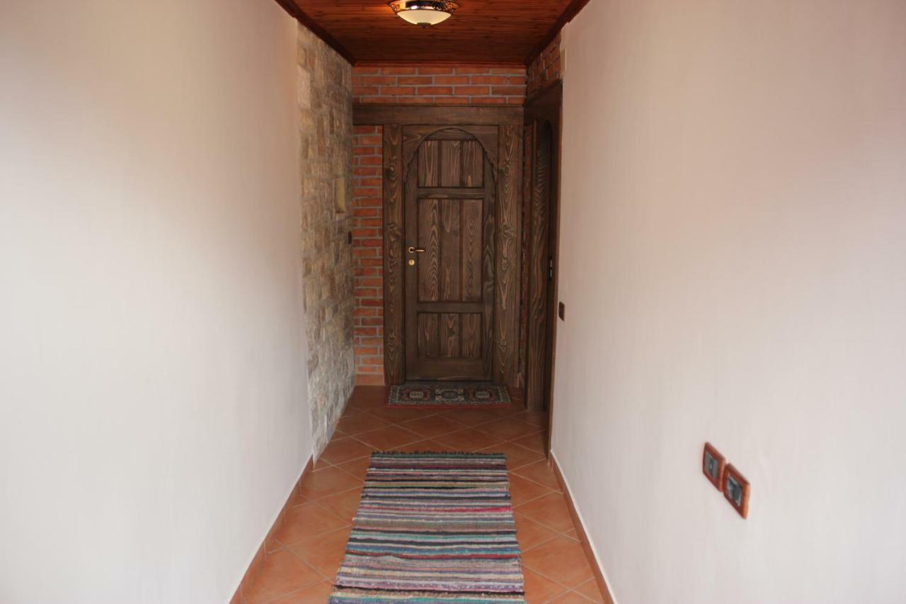 Guesthouse Arjan Berat Zewnętrze zdjęcie